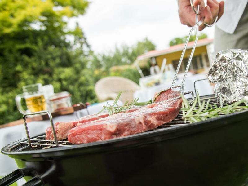 Entscheidend für den Geschmack - und auch für die Umwelt: Wer Gemüse statt Fleisch grillt, kann pro Jahr bis zu 75 Kilogramm CO2 vermeiden. Foto: Christin Klose/dpa-tmn