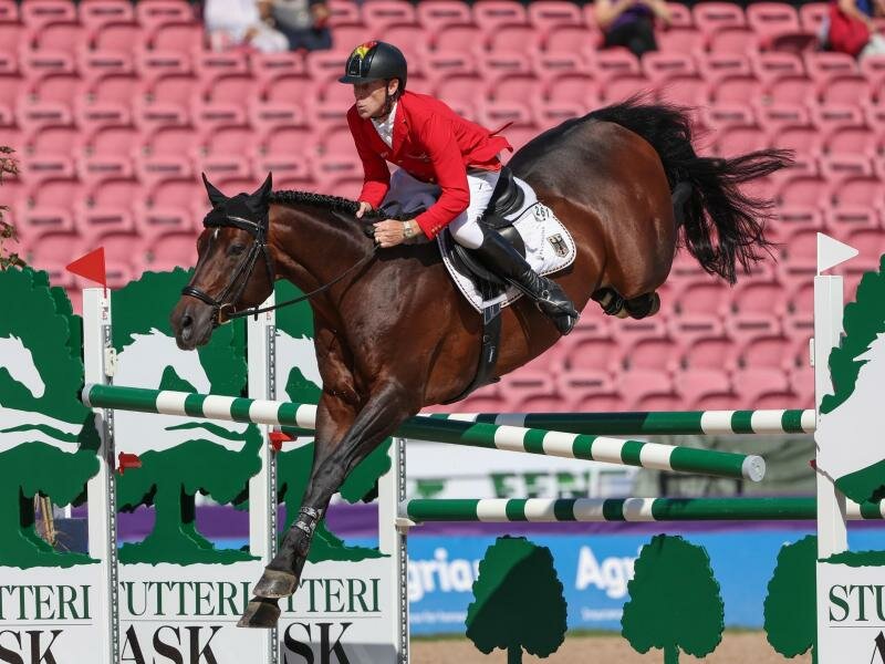 Marcus Ehning kam bei seinem flotten Ritt auf Stargold mit vier Strafpunkten aus dem Parcours. Foto: Friso Gentsch/dpa