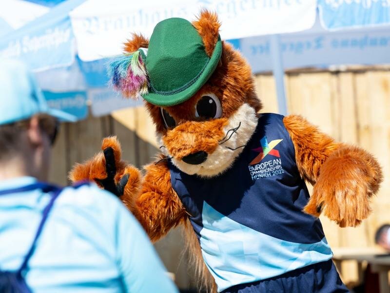 Maskottchen «Gfreidi» kommt vor dem Start der European Championships 2022 im Olympiapark zu einer Pressekonferenz. Foto: Sven Hoppe/dpa