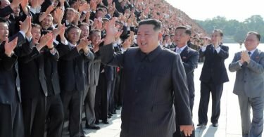 Nordkoreas Machthaber Kim Jong Un grüßt Gesundheitsbeamte und Wissenschaftler während eines Fototermins in Pjöngjang. Foto: -/KCNA/KNS/dpa