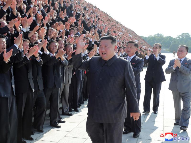 Nordkoreas Machthaber Kim Jong Un grüßt Gesundheitsbeamte und Wissenschaftler während eines Fototermins in Pjöngjang. Foto: -/KCNA/KNS/dpa