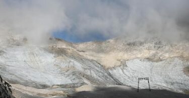 Blankeis ist am nördlichen Schneeferner. Das Eis des Blaueisgletschers, des Schneeferners auf der Zugspitze sowie des Höllentalferners ist innerhalb nur eines Jahres deutlich zurückgegangen. Foto: Angelika Warmuth/dpa