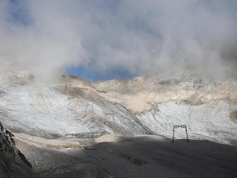 Blankeis ist am nördlichen Schneeferner. Das Eis des Blaueisgletschers, des Schneeferners auf der Zugspitze sowie des Höllentalferners ist innerhalb nur eines Jahres deutlich zurückgegangen. Foto: Angelika Warmuth/dpa