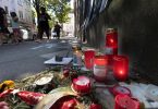 Trauer-Blumen und Kerzen erinnern an den Tod eines 16-jährigen Jugendlichen. Auch Tage nach den tödlichen Schüssen aus einer Polizei-Maschinenpistole auf einen 16-Jährigen wird heftig über den Fall diskutiert. Foto: Dieter Menne/dpa