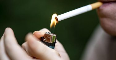 Forsa-Umfrage: Jeder vierte Raucher rauchte in den vergangenen Monaten häufiger oder hatte erst kürzlich mit dem Tabakkonsum angefangen. Foto: Fabian Sommer/dpa