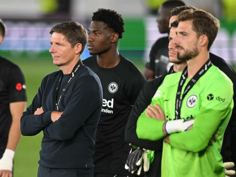 Eintracht-Coach Oliver Glasner und Torwart Kevin Trapp (r) stehen vor kräftezehrenden Wochen. Foto: Arne Dedert/dpa