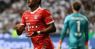 Bayerns Serge Gnabry jubelt nach seinem Tor zum Bundesliga-Auftakt gegen Eintracht Frankfurt in altbekannter Manier. Foto: Arne Dedert/dpa