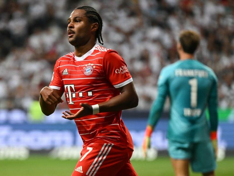 Bayerns Serge Gnabry jubelt nach seinem Tor zum Bundesliga-Auftakt gegen Eintracht Frankfurt in altbekannter Manier. Foto: Arne Dedert/dpa