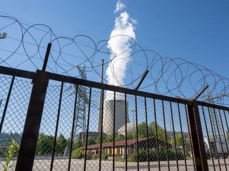 Wegen der Energiekrise, die sich durch den russischen Angriffskrieg gegen die Ukraine zugespitzt hat, gibt es seit Monaten eine heftige Debatte über die Atomkraftwerke. Foto: Peter Kneffel/dpa