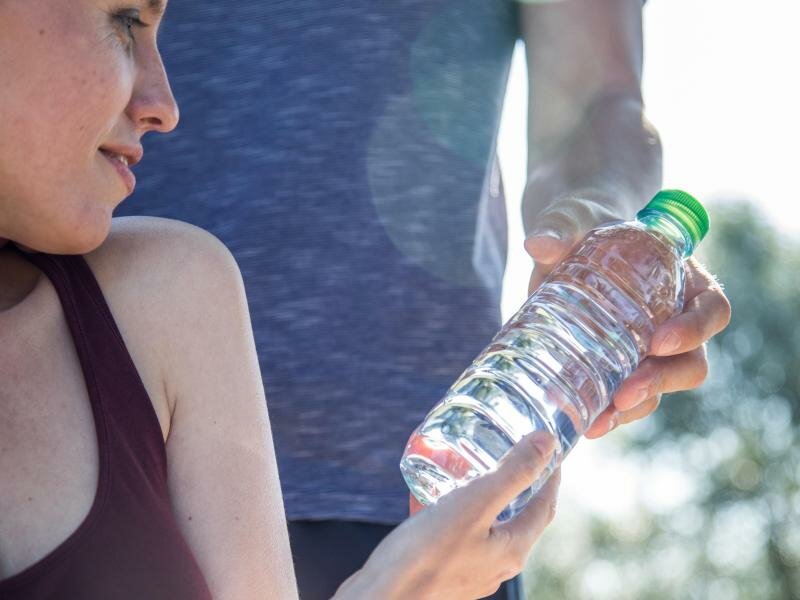 Genügend trinken ist an heißen Tagen besonders wichtig - doch Wirkstoffe in Medikamenten können etwa das Durstgefühl verändern. Foto: Christin Klose/dpa-tmn