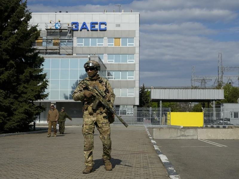 Ein russischer Soldat steht auf dem Gelände des Kernkraftwerks Saporischschja (Archiv). Die Sorge vor einer neuen Atomkatastrophe wächst. Foto: Uncredited/AP/dpa