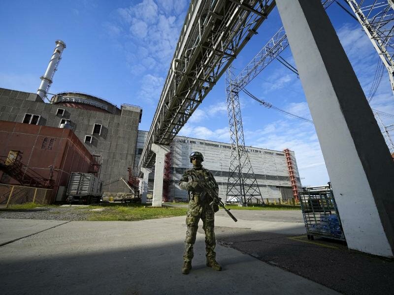 Ein russischer Soldat bewacht einen Bereich des Kernkraftwerks Saporischschja. Das Foto wurde während einer vom russischen Verteidigungsministerium organisierten Reise aufgenommenen. Foto: -/AP/dpa
