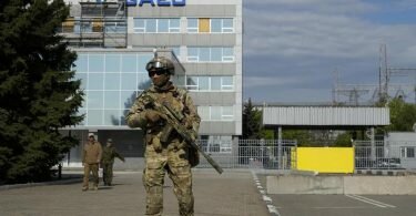 Ein russischer Soldat steht auf dem Gelände des Kernkraftwerks Saporischschja. Foto: Uncredited/AP/dpa