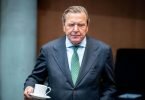 Altkanzker Gerhard Schröder (SPD) bei einer Anhörung im Wirtschaftsausschuss des Bundestags zum Pipeline-Projekt Nord Stream 2. Foto: Kay Nietfeld/dpa