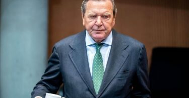 Altkanzker Gerhard Schröder (SPD) bei einer Anhörung im Wirtschaftsausschuss des Bundestags zum Pipeline-Projekt Nord Stream 2. Foto: Kay Nietfeld/dpa