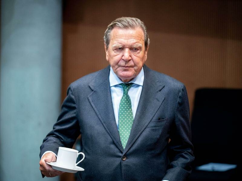 Altkanzker Gerhard Schröder (SPD) bei einer Anhörung im Wirtschaftsausschuss des Bundestags zum Pipeline-Projekt Nord Stream 2. Foto: Kay Nietfeld/dpa