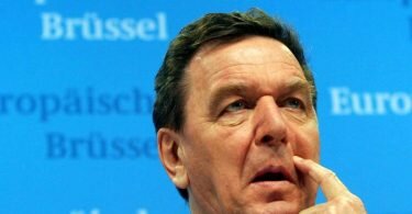 Der frühere Bundeskanzler Gerhard Schröder steht seit Monaten wegen seinen Verbindungen zu russischen&nbsp;Energiefirmen und seiner Nähe zu Russlands Präsident Putin in der Kritik. Foto: Olivier Hoslet/epa/dpa