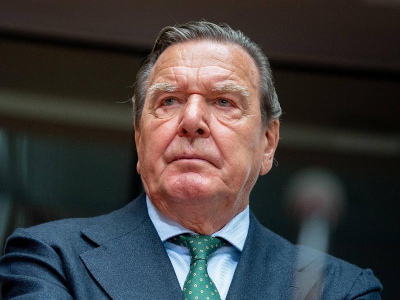 Gerhard Schröder, ehemaliger Bundeskanzler, will seine Sonderrechte zurück und klagt nun. Foto: Kay Nietfeld/dpa
