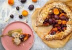 Am besten schmeckt die Galette mit Steinobst, wenn sie noch lauwarm ist. Foto: Ariane Bille/BVEO/dpa-tmn