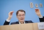 Bundesgesundheitsminister Karl Lauterbach sieht die Corona-Sommerwelle in Deutschland gebrochen. Foto: Kay Nietfeld/dpa