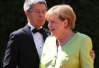 Angela Merkel (im Bild mit Ehemann Joachim Sauer) bekommt monatlich Altersbezüge von 15.000 Euro. Foto: Daniel Karmann/dpa