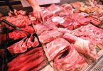 Wer Fleisch einkauft, sollte auf Frische und Qualität achten - und die Ware erst am Ende des Einkaufes einpacken. Foto: Jan Woitas/dpa-Zentralbild/dpa-tmn