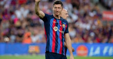 Barcelonas Neuzugang Robert Lewandowski winkt ins Publikum. Foto: Joan Monfort/AP/dpa