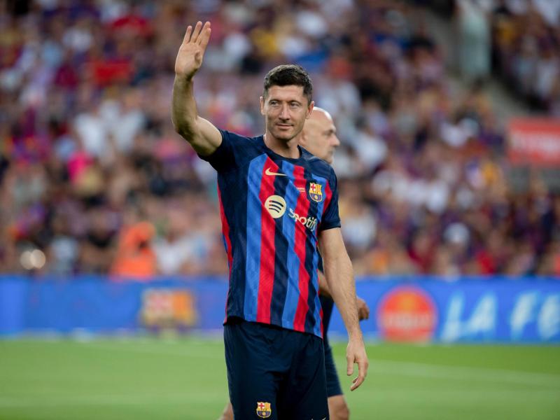 Barcelonas Neuzugang Robert Lewandowski winkt ins Publikum. Foto: Joan Monfort/AP/dpa