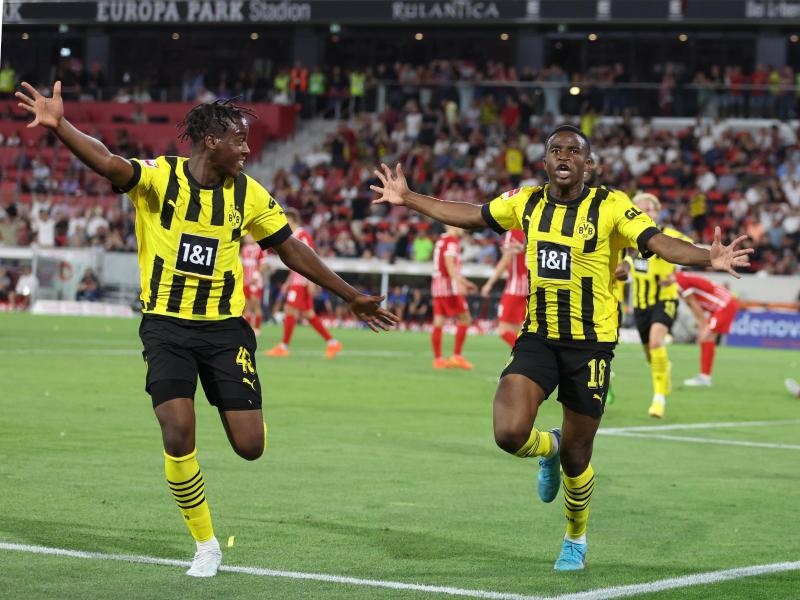 Die BVB-Torschützen Youssoufa Moukoko und Jamie Bynoe-Gittens (l) bejubeln das Tor zum zwischenzeitlichen 2:1. Foto: Tom Weller/dpa