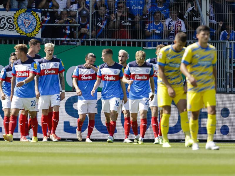 Holstein Kiel sicherte sich daheim drei Punkte gegen Aufsteiger Eintracht Braunschweig. Foto: Frank Molter/dpa