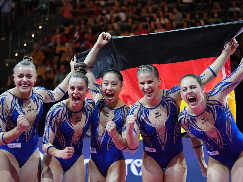 Die deutschen Turnerinnen freuen sich über EM-Bronze. Foto: Soeren Stache/dpa
