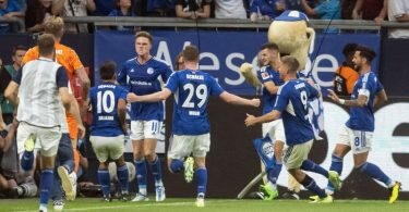Die Schalker Spieler feiern den späten Ausgleich durch Marius Bülter (M). Foto: Bernd Thissen/dpa