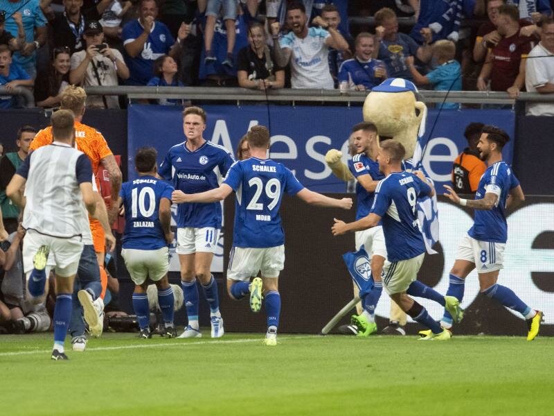 Die Schalker Spieler feiern den späten Ausgleich durch Marius Bülter (M). Foto: Bernd Thissen/dpa