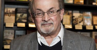 Salman Rushdie bei einer Veranstaltung in London. Der Schriftsteller soll sich nach der Messerattacke auf dem Weg der Besserung befinden. Foto: Grant Pollard/Invision/AP/dpa