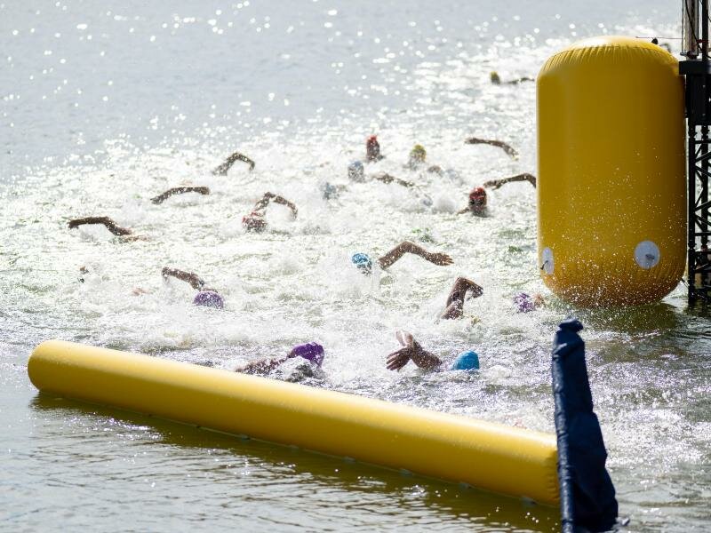 Bei der Staffel müssen die Teilnehmenden 300 Meter schwimmen. Foto: Ulrich Gamel/Kolbert-Press/dpa/Archivbild