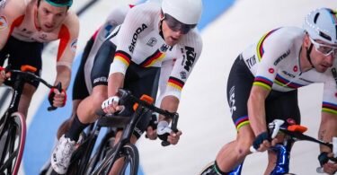 Theo Reinhardt (M) verfolgt den späteren Sieger Elia Viviani. Foto: Marius Becker/dpa