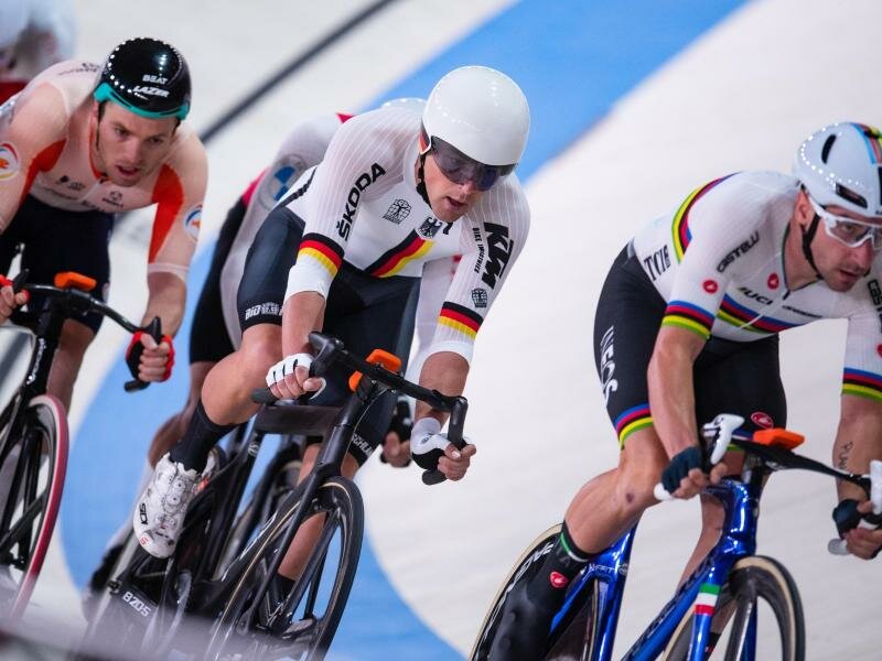 Theo Reinhardt (M) verfolgt den späteren Sieger Elia Viviani. Foto: Marius Becker/dpa