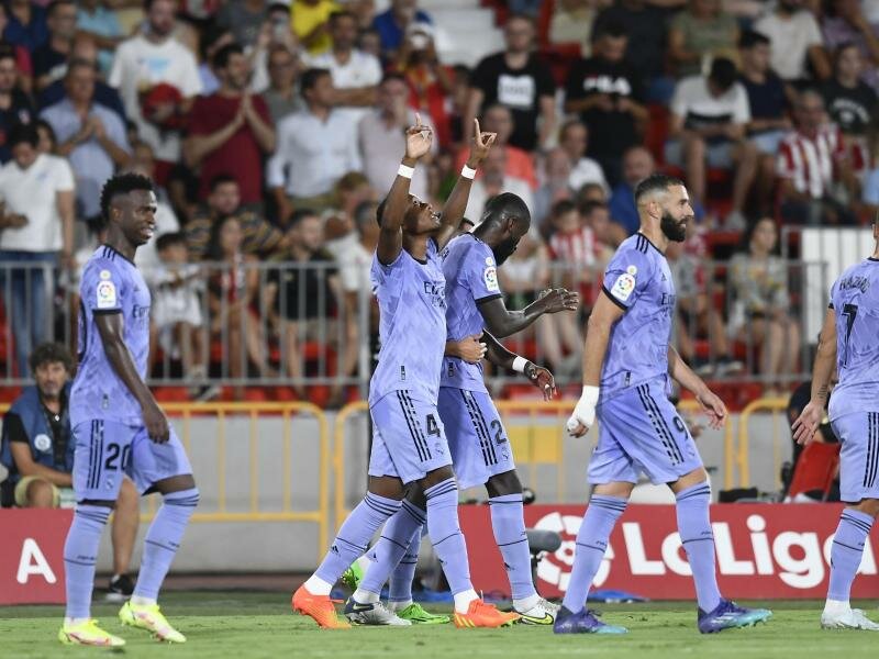 David Alaba (2.v.l) von Real Madrid jubelt nach dem zweiten Tor seiner Mannschaft. Foto: Jose Breton/AP/dpa