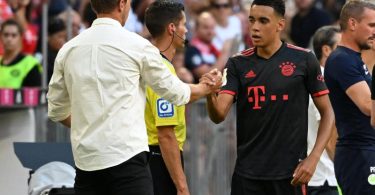 Gut gemacht: Bayern-Coach Julian Nagelsmann beglückwünscht Youngster Jamel Musiala. Foto: Sven Hoppe/dpa