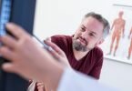 Keine Scheu vor Nachfragen: Ärztinnen und Ärzte nutzen immer wieder Fachbegriffe, die nicht jeder kennt. Wer sich das Gesagte in einfachen Worten noch einmal erklären lässt, geht besser informiert aus der Sprechstunde. Foto: Christin Klose/dpa-tmn