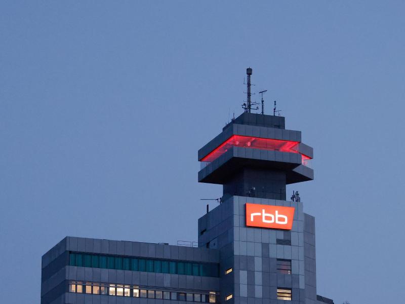 Sitz des RBB an der Masurenallee in Berlin. Der Rundfunkrat hat die RBB-Intendantin Schlesinger abberufen. Foto: Carsten Koall/dpa