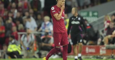 Liverpools Darwin Nunez sah wegen einer Tätlichkeit die Rote Karte. Foto: Jon Super/AP/dpa