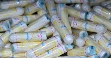 Auf einer Toilette an der Universität Jena gibt es sie bereits: kostenlose Tampons. Foto: Martin Schutt/dpa