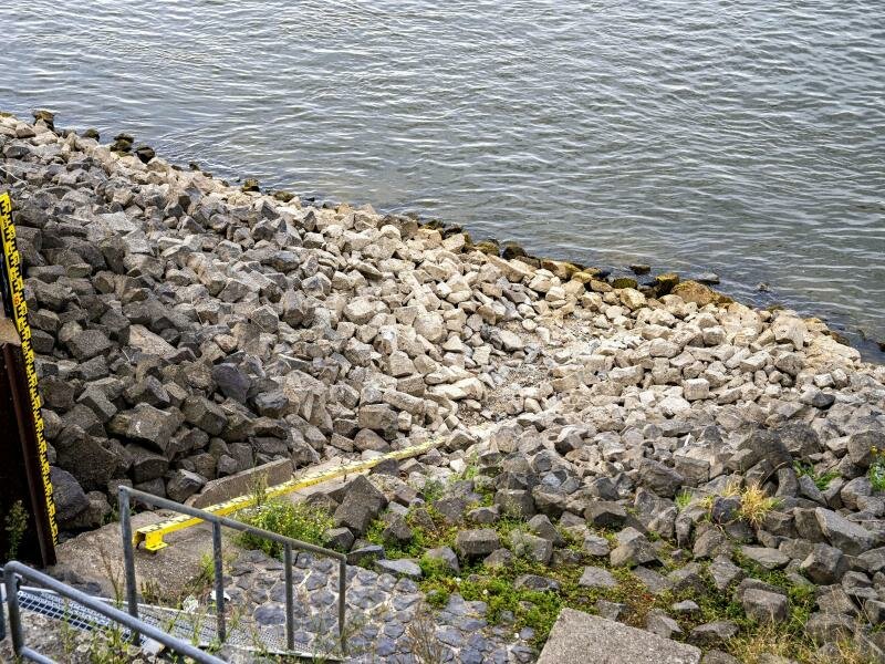Das Rheinufer in Emmerich:&nbsp;Wegen der anhaltenden Trockenheit hat der Rheinpegel einen Tiefstand erreicht. Foto: Arnulf Stoffel/dpa
