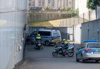 In einem Transporter wird der Trierer Amokfahrer in das Landgericht gebracht. Foto: Harald Tittel/dpa