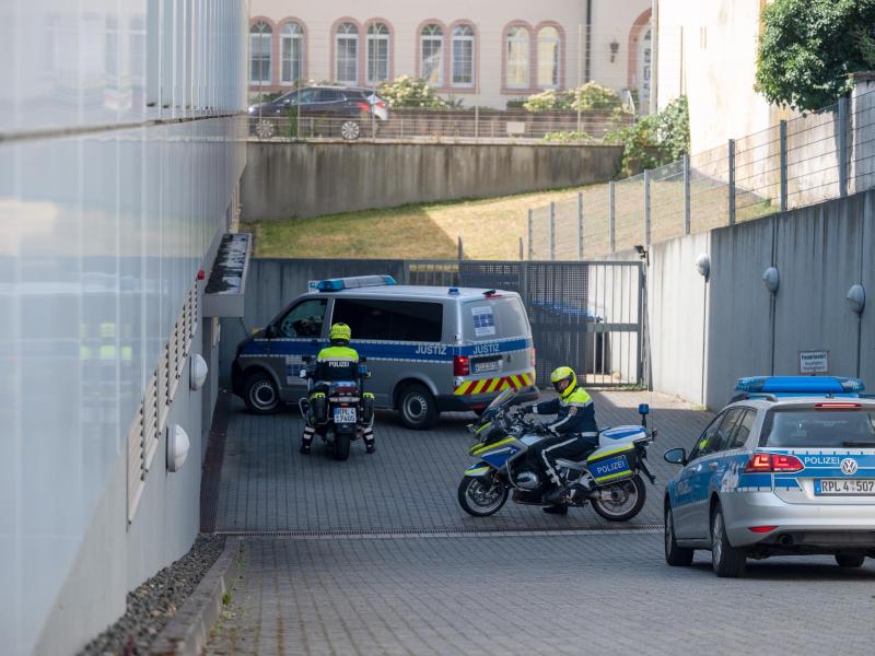 In einem Transporter wird der Trierer Amokfahrer in das Landgericht gebracht. Foto: Harald Tittel/dpa