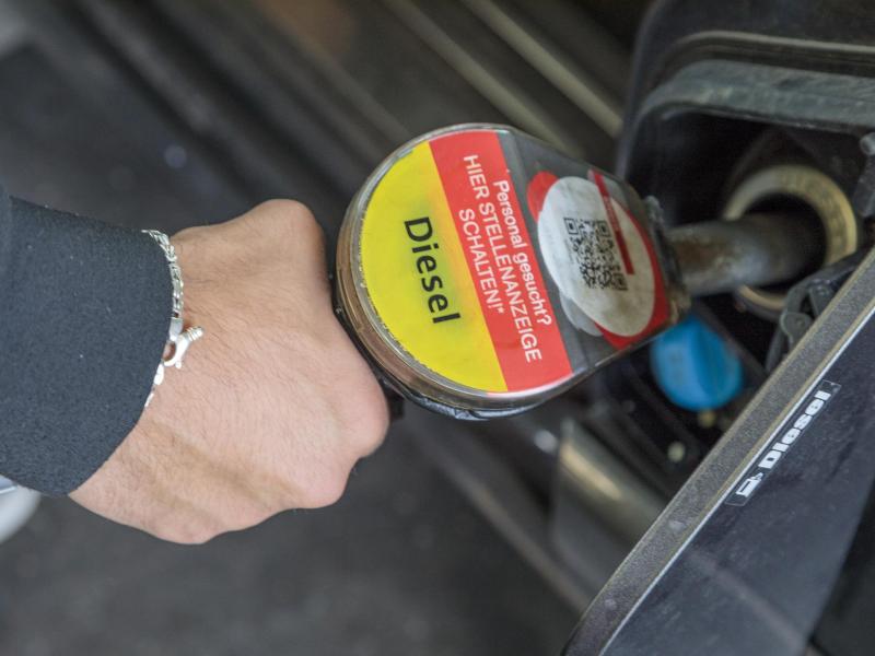 Ein Mann tankt an einer Tankstelle Diesel. Beim Dieselpreis zeigt sich derzeit laut ADAC «ein massives Nord-Süd-Gefälle». Foto: Julius-Christian Schreiner/dpa