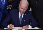 US-Präsident Joe Biden unterzeichnet ein Gesetz der Demokraten zum Klimawandel und zur Gesundheitsversorgung. Foto: Susan Walsh/AP/dpa