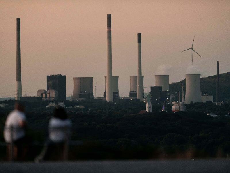 Die Kühltürme des Steinkohlekraftwerks von Uniper in Scholven nach Sonnenuntergang. Der Bund unterstützt Uniper mit einem milliardenschweren Rettungspaket. Foto: Fabian Strauch/dpa