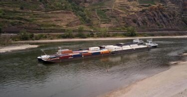 Zwei Frachtschiffe helfen, den wegen eines Maschinenschadens auf Höhe der Sandbank „Jungfrauengrund“ liegengebliebenen Schubverband „Arctic Circle“ zu bergen (Luftaufnahme mit einer Drohne). Foto: Thomas Frey/dpa